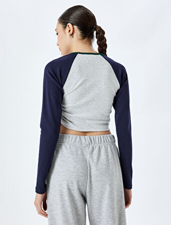 Uzun Reglan Kol Slim Fit Kolej Baskılı Büzgülü Asimetrik Crop Tişört