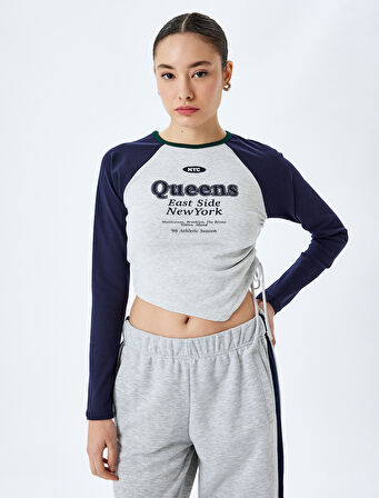 Uzun Reglan Kol Slim Fit Kolej Baskılı Büzgülü Asimetrik Crop Tişört
