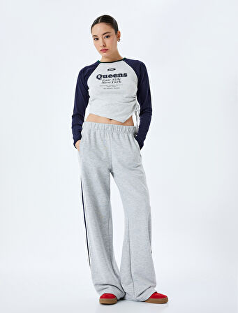 Uzun Reglan Kol Slim Fit Kolej Baskılı Büzgülü Asimetrik Crop Tişört