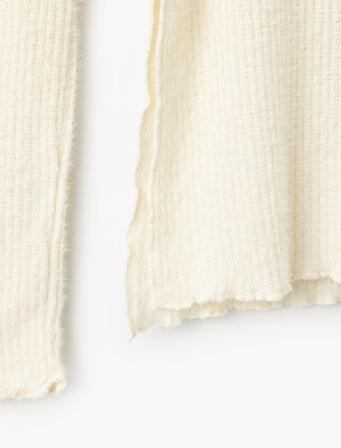 Madonna Yaka Omzu Açık Uzun Kollu Yırtmaç Detaylı Tişört