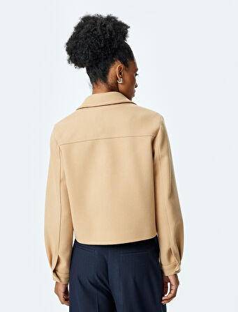 Klasik Yaka Düğmeli Cep Detaylı Crop Ceket