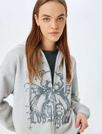 Uzun Kollu Fermuarlı Kapüşonlu Baskılı Rahat Kalıp Sweatshirt