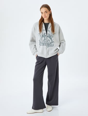 Uzun Kollu Fermuarlı Kapüşonlu Baskılı Rahat Kalıp Sweatshirt