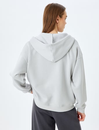 Uzun Kollu Fermuarlı Kapüşonlu Baskılı Rahat Kalıp Sweatshirt