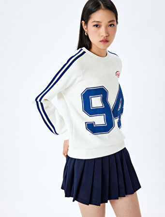 Şardonlu Biyeli Bisiklet Yaka Kolej Baskılı Uzun Kollu Sweatshirt