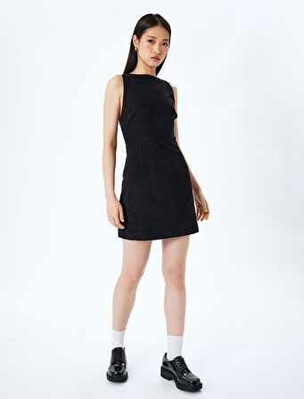 Bisiklet Yaka Kolsuz Slim Fit Mini Elbise