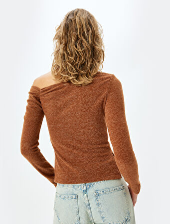 Omzu Açık Uzun Kollu Asimetrik Yaka Bluz