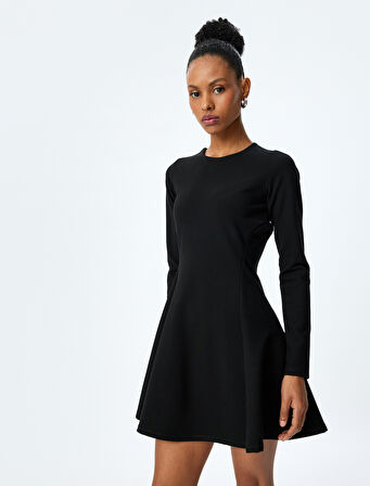 Krep Kumaş Bisiklet Yaka Uzun Kollu Slim Fit Çan Etek Mini Elbise