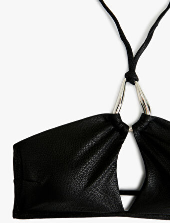 Metal Aksesuarlı Pencere Detaylı Bağlamalı Halter Yaka Parlak Bikini Üstü