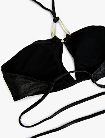 Metal Aksesuarlı Pencere Detaylı Bağlamalı Halter Yaka Parlak Bikini Üstü