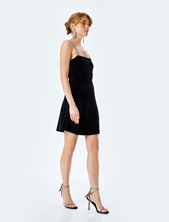 Kristal Taş İşlemeli İnce Askılı Mini Kadife Elbise