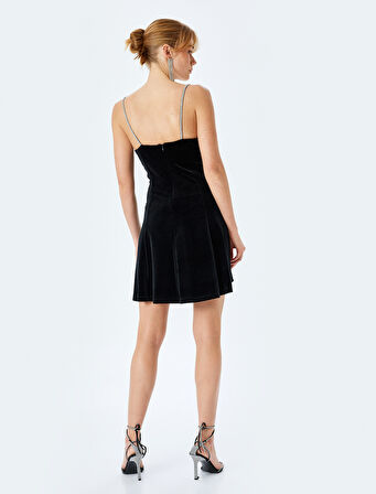 Kristal Taş İşlemeli İnce Askılı Mini Kadife Elbise