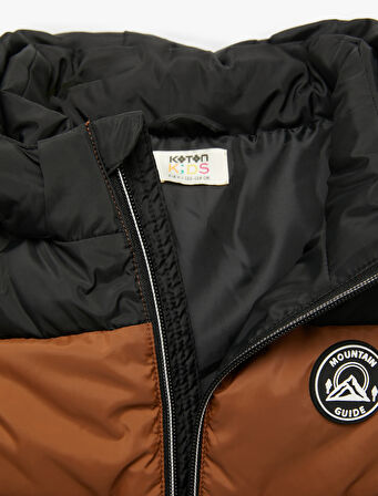 Renk Bloklu Cepli Etiket Detaylı Fermuarlı Kapşonlu Kolsuz Şişme Yelek