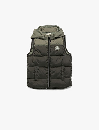 Renk Bloklu Cepli Etiket Detaylı Fermuarlı Kapşonlu Kolsuz Şişme Yelek