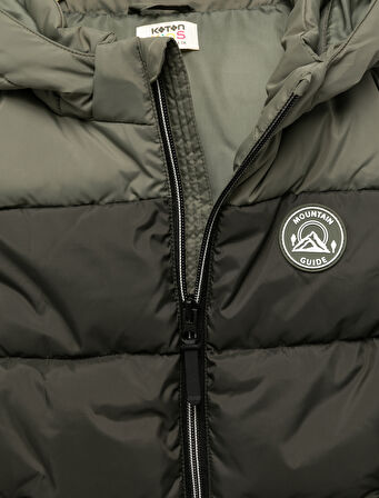 Renk Bloklu Cepli Etiket Detaylı Fermuarlı Kapşonlu Kolsuz Şişme Yelek