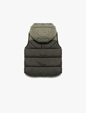 Renk Bloklu Cepli Etiket Detaylı Fermuarlı Kapşonlu Kolsuz Şişme Yelek