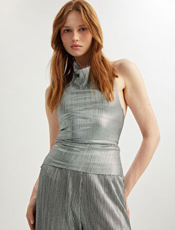 Kolsuz Drape Detaylı Metalik Parlak Degaje Halter Yaka Bluz