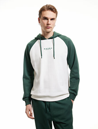 Uzun Kollu Renk Kontrastlı Baskılı Kapşonlu Sweatshirt