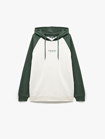 Uzun Kollu Renk Kontrastlı Baskılı Kapşonlu Sweatshirt