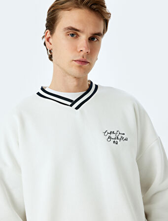 Uzun Kollu Çizgi Detaylı Şardonlu Slogan İşlemeli V Yaka Sweatshirt