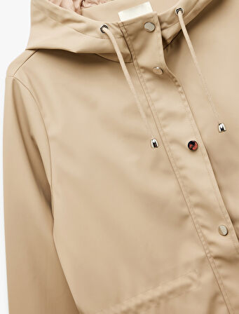 Cepli Beli Bağlamalı Uzun Kollu Fermuarlı Kapüşonlu Yağmurluk