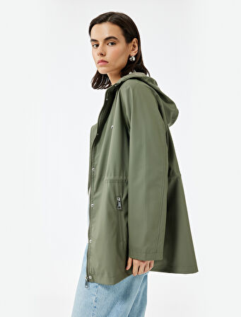 Cepli Beli Bağlamalı Uzun Kollu Fermuarlı Kapüşonlu Yağmurluk