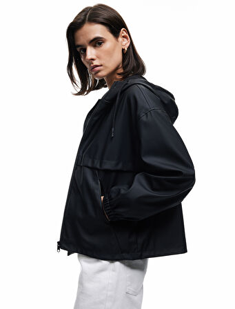 Fermuarlı Kapüşonlu Uzun Kollu Suni Deri Yağmurluk