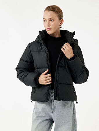 Polar Cep Detaylı Fermuarlı Uzun Kollu Kapüşonlu Crop Şişme Mont