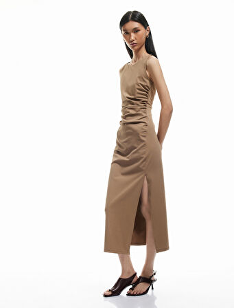 Drape Detaylı Kolsuz Yırtmaçlı Midi Boy Kayık Yaka Elbise