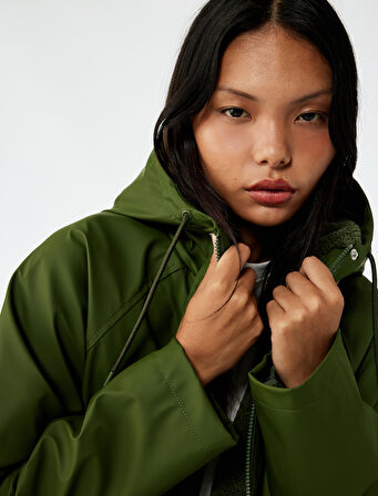 Deri Görünümlü İçi Suni Kürklü Fermuarlı Cepli Su Geçirmez Kapüşonlu Mont