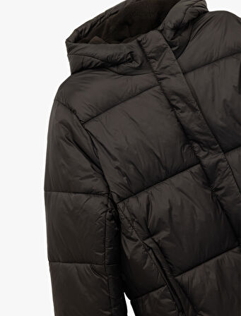 Kapüşonlu Uzun Kollu Cepli Fermuarlı Şişme Mont 