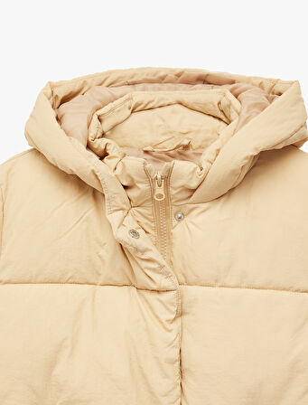 Uzun Kollu Kapşonlu Şişme Mont