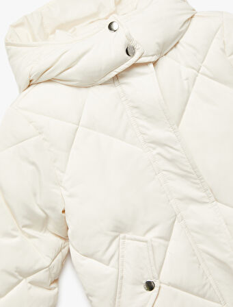 Uzun Kollu Cepli Kapitone Kapşonlu Mont