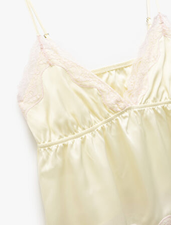 Dantel Detaylı V Yaka İnce Askılı Saten Pijama Üst