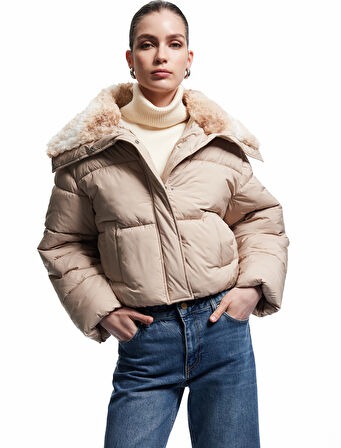 Uzun Kollu Cepli Fermuarlı Su İtici Suni Kürk Yaka Detaylı Kısa Şişme Mont