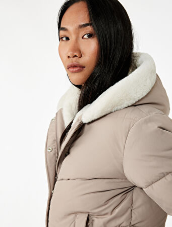 Uzun Kollu Cepli Düğmeli Su İtici Kapüşonlu İçi Suni Kürklü Kısa Şişme Mont