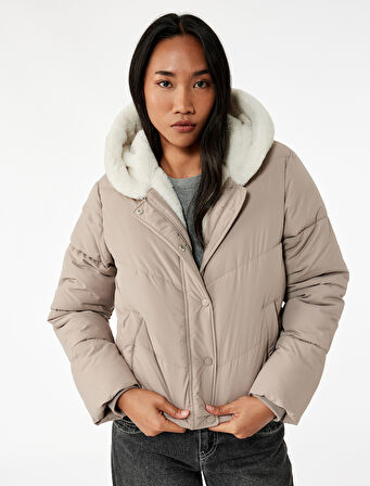 Uzun Kollu Cepli Düğmeli Su İtici Kapüşonlu İçi Suni Kürklü Kısa Şişme Mont