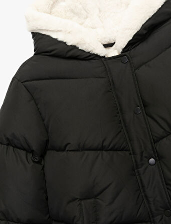 Uzun Kollu Cepli Düğmeli Su İtici Kapüşonlu İçi Suni Kürklü Kısa Şişme Mont