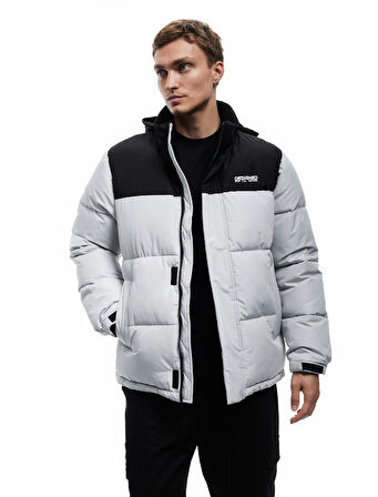 Dik Yaka Renk Bloklu Cep Detaylı Baskılı Fermuarlı Şişme Mont