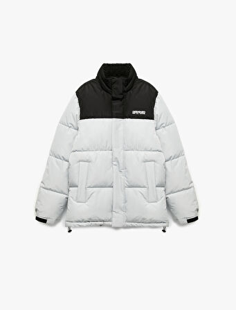 Dik Yaka Renk Bloklu Cep Detaylı Baskılı Fermuarlı Şişme Mont