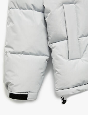 Dik Yaka Renk Bloklu Cep Detaylı Baskılı Fermuarlı Şişme Mont