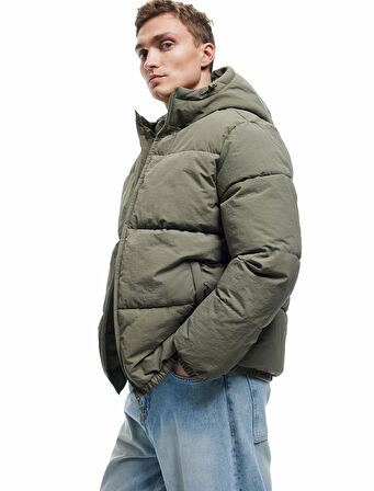 Uzun Kollu Cep Detaylı Fermuarlı Kapşonlu Şişme Mont