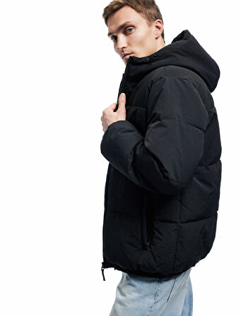 Uzun Kollu Cep Detaylı Fermuarlı Kapşonlu Şişme Mont