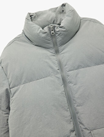 Uzun Kollu Kapaklı Cep Detaylı Fermuarlı Slim Fit Dik Yaka Şişme Mont