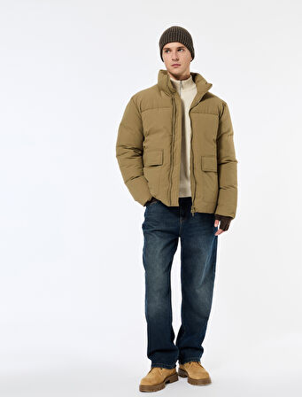 Uzun Kollu Kapaklı Cep Detaylı Fermuarlı Slim Fit Dik Yaka Kışlık Şişme Mont