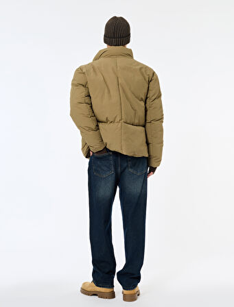 Uzun Kollu Kapaklı Cep Detaylı Fermuarlı Slim Fit Dik Yaka Kışlık Şişme Mont