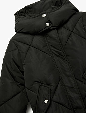 Uzun Kollu Cepli Kapitone Kapşonlu Mont