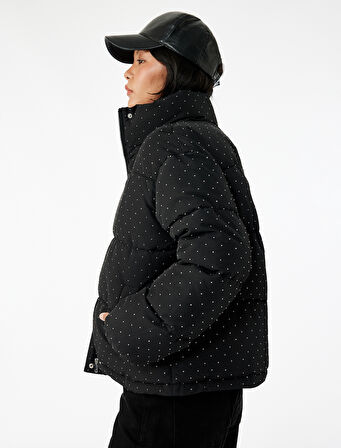 Dik Yaka Fermuarlı Cep Detaylı Taşlı Şişme Mont