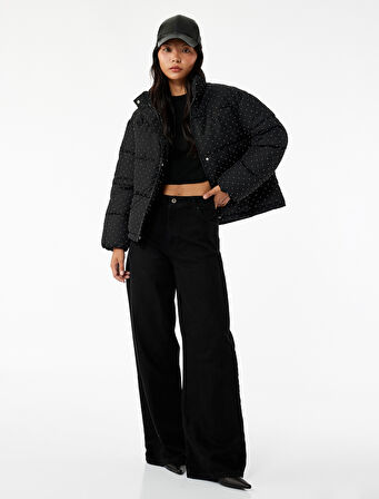 Dik Yaka Fermuarlı Cep Detaylı Taşlı Şişme Mont