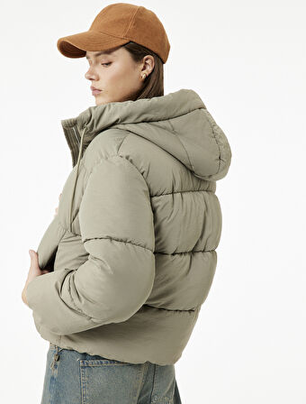 Rahat Kalıp Fermuarlı Kapüşonlu Kapitoneli Dik Yaka Şişme Mont